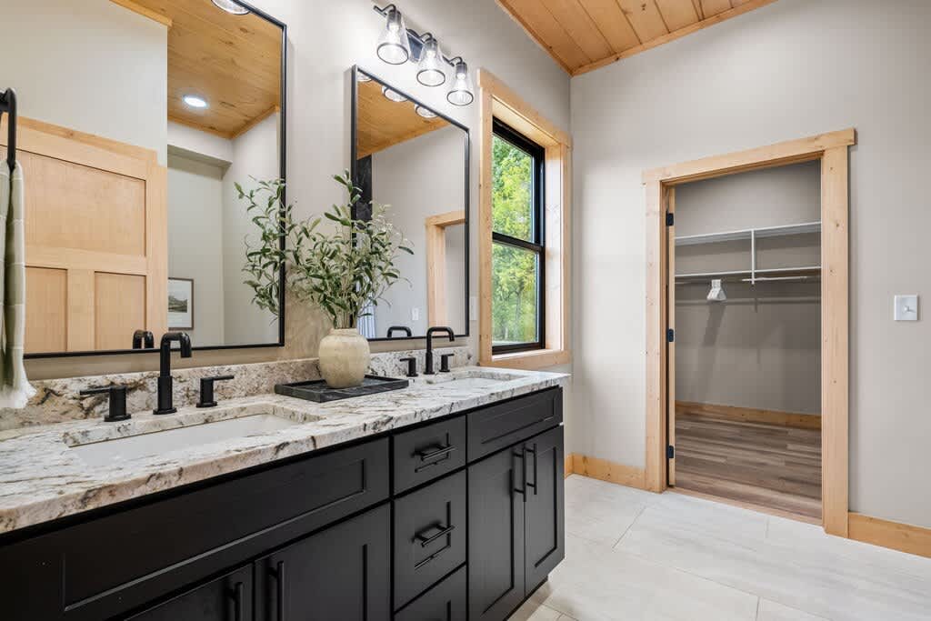 d689a1f4 8ebd 4c 83m8W